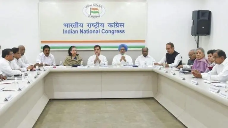 Karnataka: Sonia Gandhi holds crisis huddle with all Congress Lok Sabha MPs after BJP topples Kumaraswamy's government