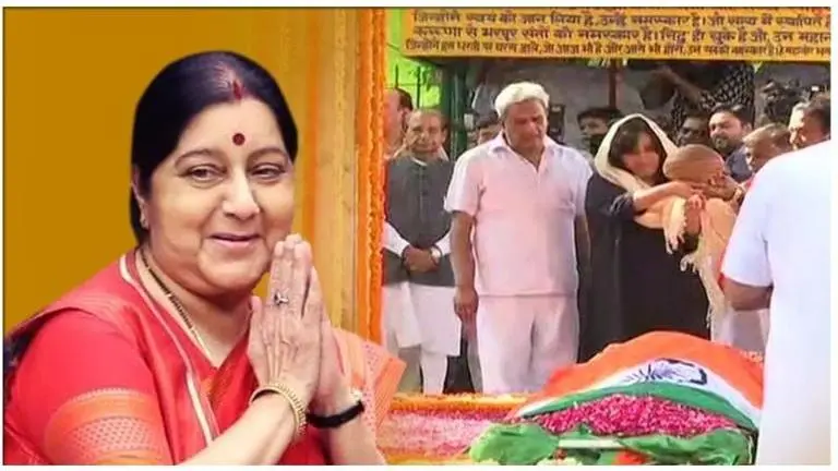 Sushma Swaraj passes away: Daughter Bansuri Swaraj performs last rites; former EAM cremated with state honours at Lodhi Crematorium Sushma Swaraj passes away: Daughter Bansuri Swaraj performs last rites; former EAM cremated with state honours at Lodhi Crematorium