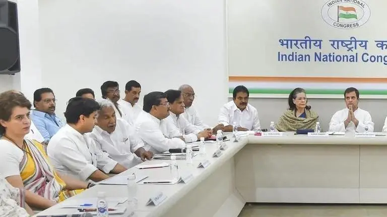 Sonia Gandhi, Rahul Gandhi leave CWC meet midway despite being named in party's 5 region-wise huddles Sonia Gandhi, Rahul Gandhi leave CWC meet midway despite being named in party's 5 region-wise huddles