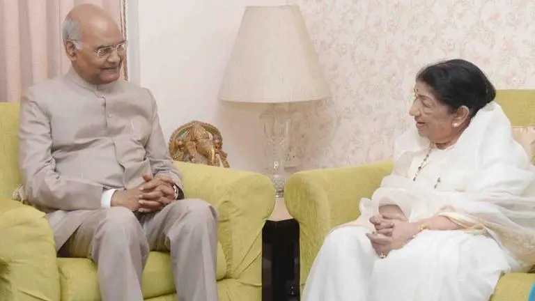 President Ram Nath Kovind meets Lata Mangeshkar at her Mumbai residence, calls her 'the pride of India' President Ram Nath Kovind meets Lata Mangeshkar at her Mumbai residence, calls her 'the pride of India'