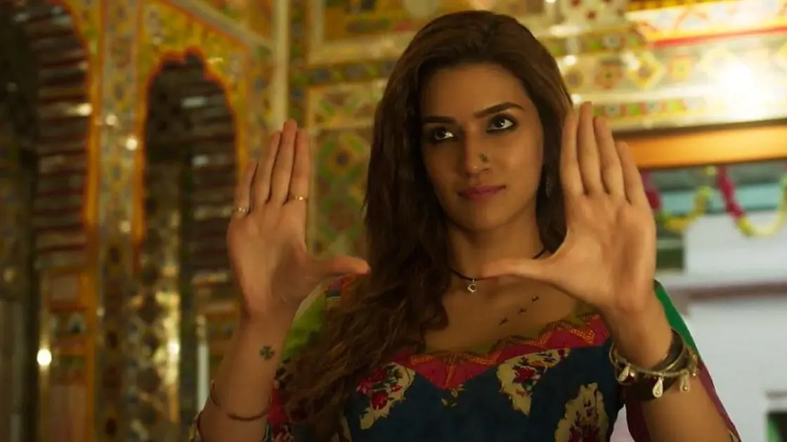 Kriti Sanon Says People Advised Her Against Playing A Mother In Mimi 'So Soon In Her Career' Kriti Sanon in Mimi