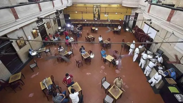 Dining out, going to pubs linked to contracting coronavirus: US study Dining out