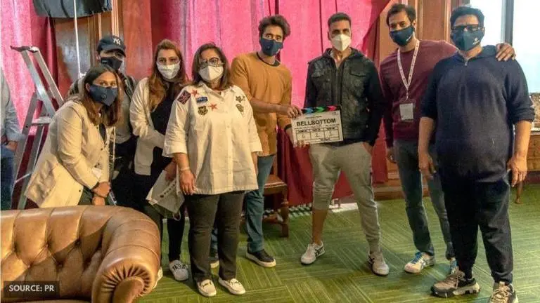 Akshay Kumar and team join Puja Bhagnani as she gives the mahurat clap for 'Bell Bottom' Akshay Kumar
