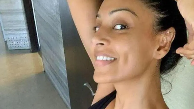 Bipasha Basu goes makeup-free & flaunts her 'brown-girl' look, fans call her 'gorgeous' bipasha basu
