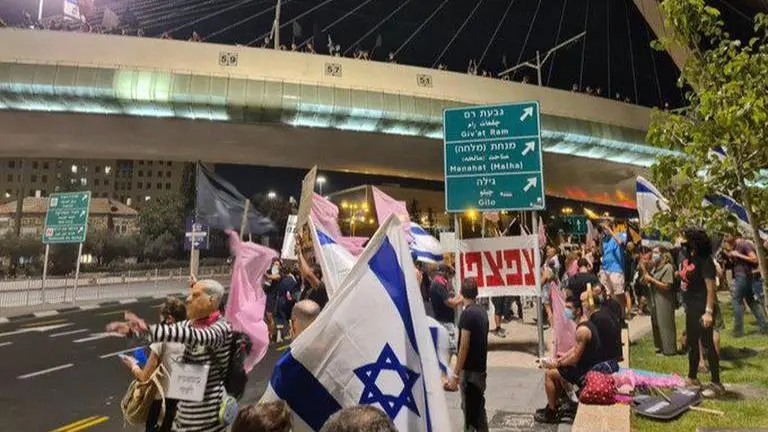 Israel: Protesters gather outside Netanyahu's residence, ask for resignation