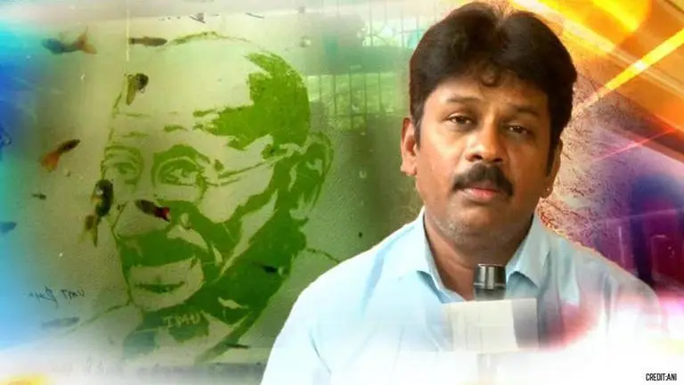 Artist makes portrait of Mahatma Gandhi from algae in fish tank; gives message of unity Artist creates images of Mahatma Gandhi from algae in fish tank