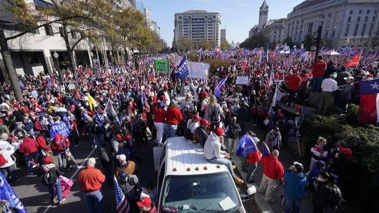 Trump thrills protesting supporters with motorcade drive-by