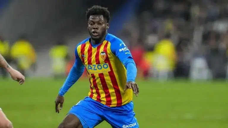 Valencia stays near relegation zone after loss at Cadiz