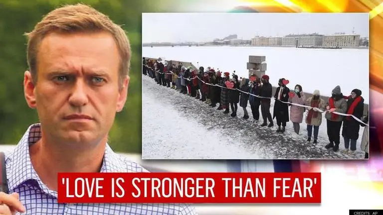 Russia: Women form 'solidarity chain' in support of Navalny's wife and political prisoners Russia