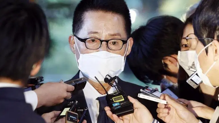 Japan PM meets top SKorea official, urges Seoul to solve row Japan PM meets top SKorea official, urges Seoul to solve row