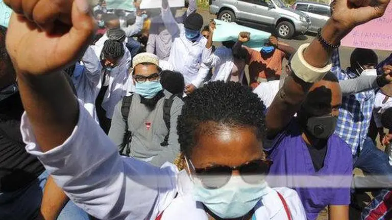 Doctors strike to protest the lack of PPE and insurance Doctors strike to protest the lack of PPE and insurance