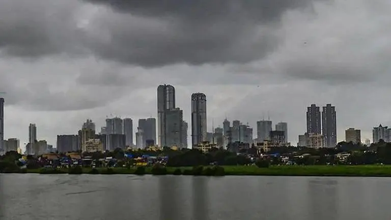 Sunny morning in Mumbai; IMD forecasts moderate rain Mumbai