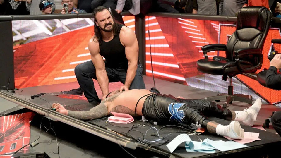 Wwe Raw Results Seth Rollins Retains Title Against Jey Uso Mcintyre Lashes Out Carnage