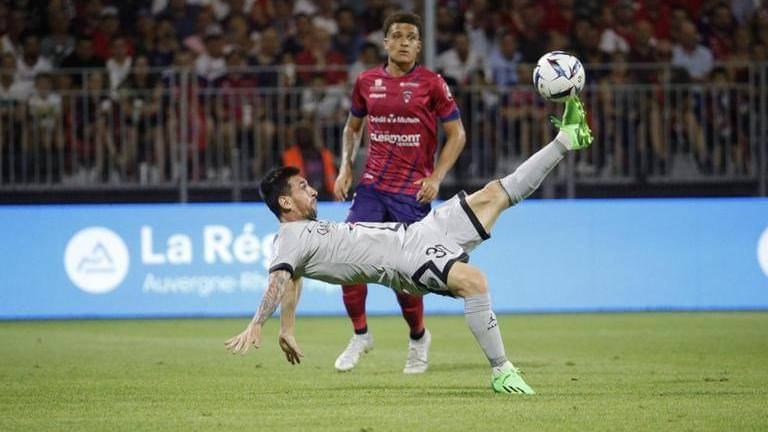 Lionel messi pulls off epic bicycle kick for psg, scores a brace in ligue 1 opener | watch