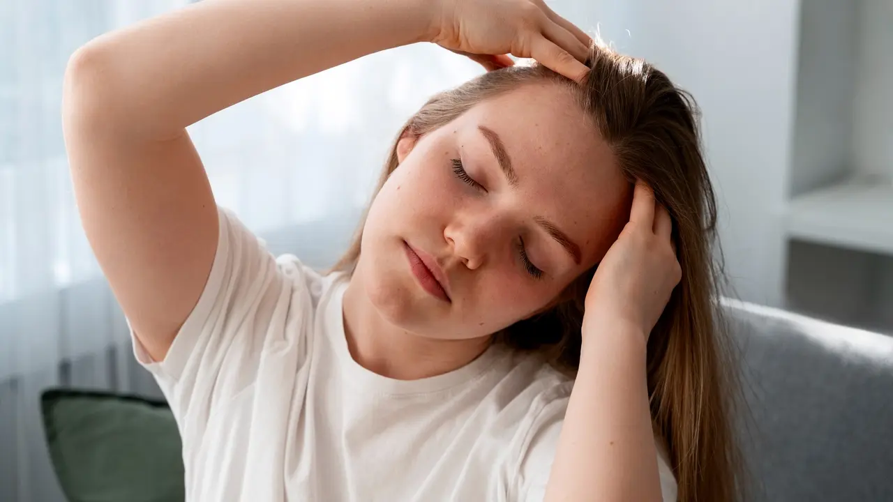 How To Prevent Sweaty, Itchy Scalp In Summer To Stay Healthy And Hygienic? Representative image of itchy scalp