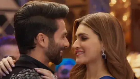 Kriti Almost Falls At Teri Baaton Mein Aisa Uljha Jiya Trailer Launch, Shahid Kapoor Comes To Rescue Kriti trips in trailer launch