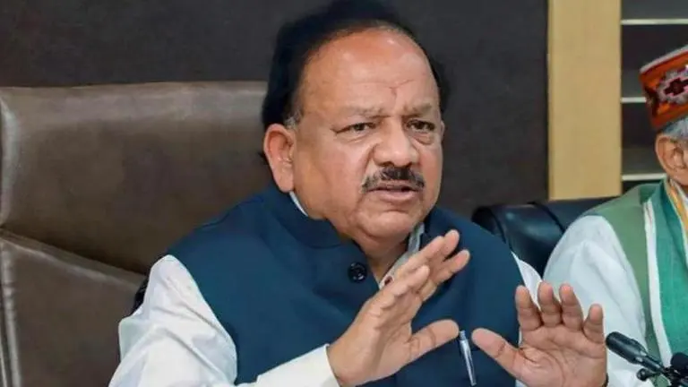 Union Health Minister Vardhan, IRCS chairman distribute masks, soaps at Old Delhi Railway Station