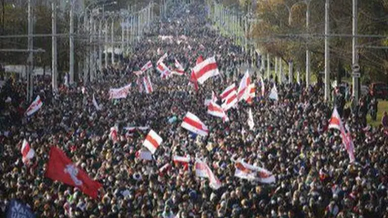 Belarus: Minsk police station attacked by protesters as unrest continues Minsk's central district Police station attacked