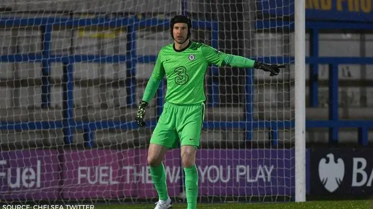 Petr Cech makes BLUNDER with first touch of game, costs Chelsea U23 side vs Tottenham Petr Cech