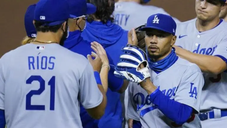 Betts gets rare start at 2B for Dodgers vs. Diamondbacks