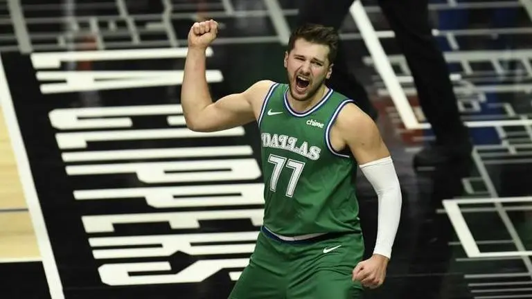 Mavericks set NBA-record with 50-point halftime lead in rout AP