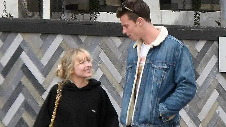 Shawn Mendes and Sabrina Carpenter dating? Here's what we know Shawn Mendes