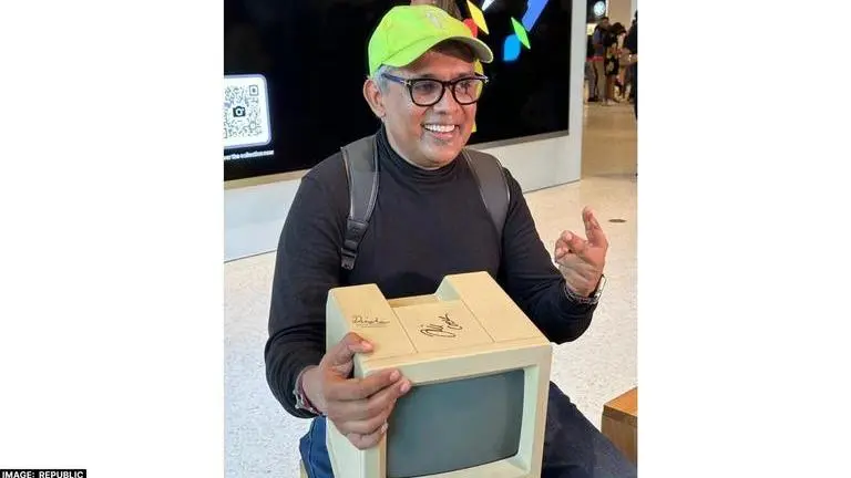 Watch: Tim Cook surprised as man shows up at Apple Mumbai store with 39-yr-old Macintosh Apple store