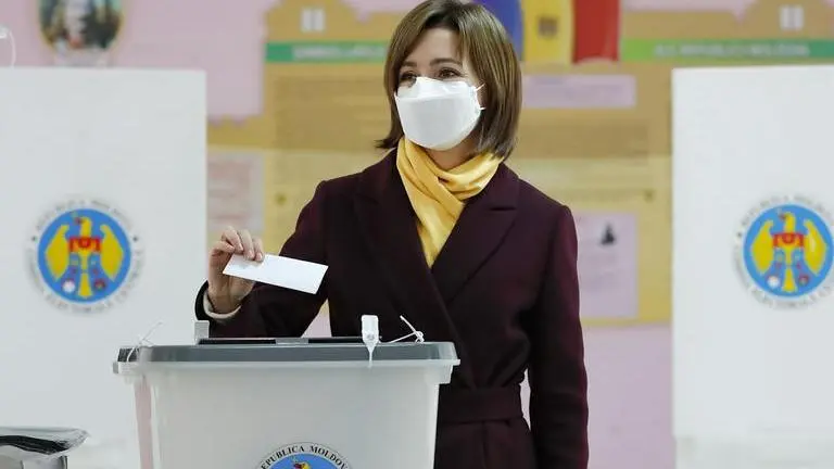 Pro-EU, pro-Russia candidates vote in Moldova elex