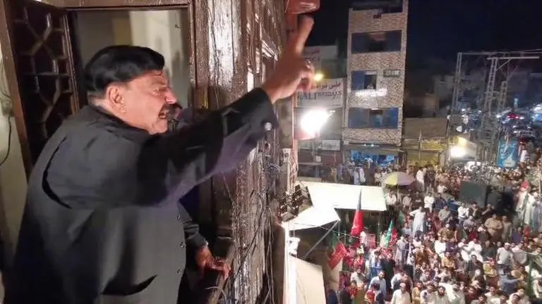 Pakistan: PTI supporters raise Rahul Gandhi's 'Chowkidar chor hai' slogan against Pak Army Pakistan