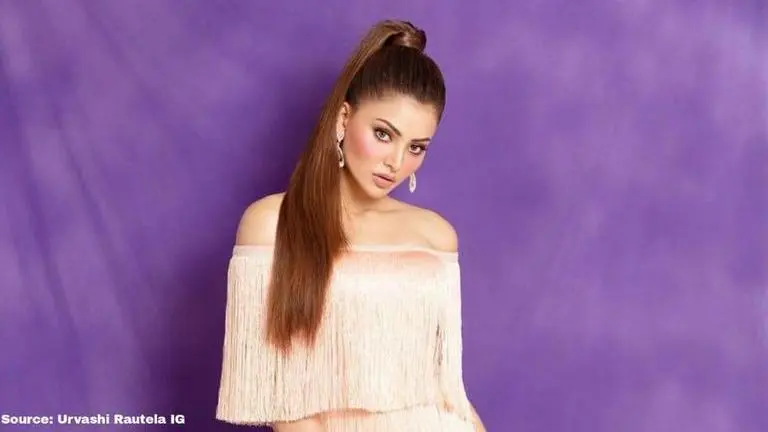 Urvashi Rautela does 'ballet at the beach'; Fans call her 'stunning' Source: Urvashi Rautela IG