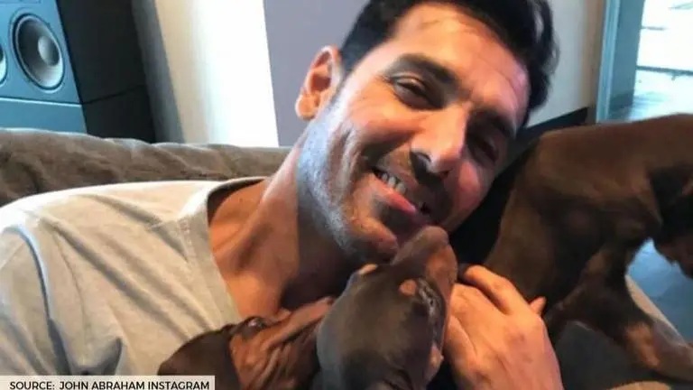 John Abraham receives a special gift by his NorthEast United FC team; Watch John Abraham