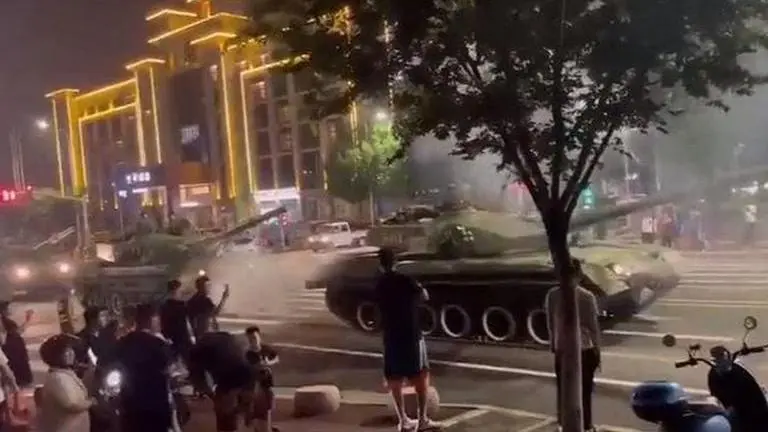 China: PLA Tanks deployed on streets to prevent people from withdrawing money in Henan China