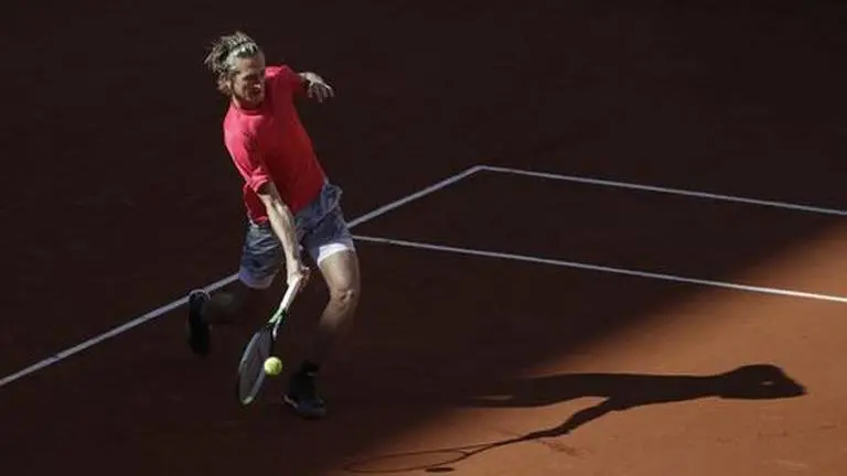 Star-struck Korda asks Nadal for autograph after Paris rout