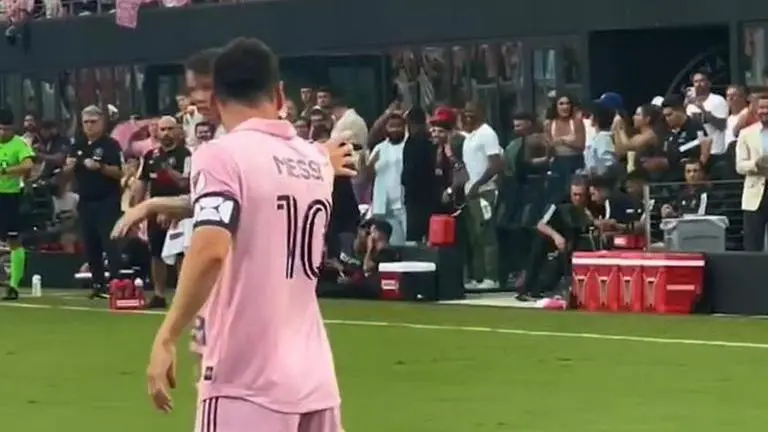 'Messi is holding Ronaldo's World Cup': Lionel Messi introduces new celebration in MLS Lionel Messi, Inter Miami, David Beckham