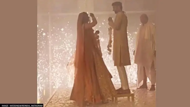 Viral video: Bride & groom play 'rock paper scissors' before Varmala ceremony; WATCH Viral video