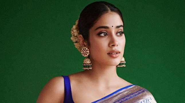 Janhvi Kapoor Looks Festive Ready In Saree- Republic World