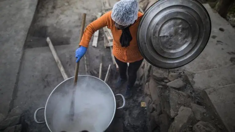 Peruvians organise community kitchens to stop hunger