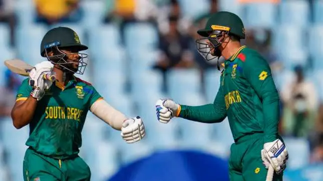 Quinton de Kock and Temba Bavuma bump fists during the ODI World Cup match against Australia