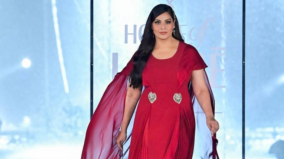 Bipasha Basu promotes body positivity at LFW Day 5 | Republic World