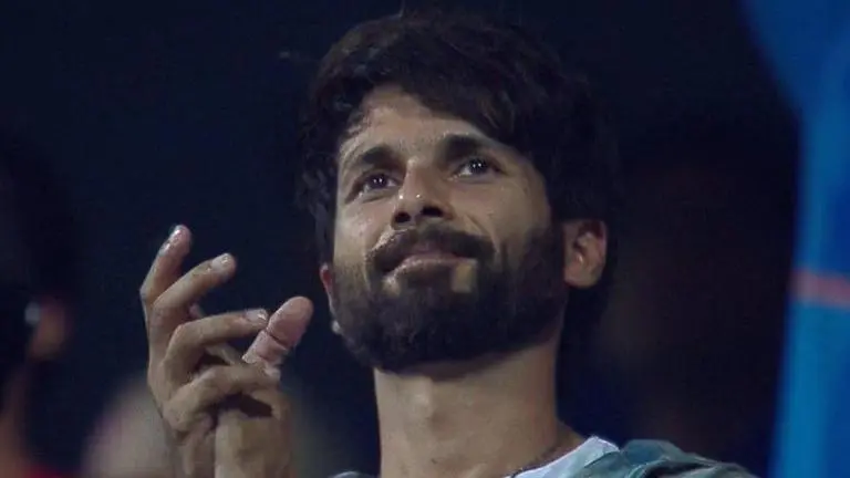 Anushka Sharma, Shahid Kapoor take opposing sides in RCB vs MI IPL match | Photos anushka sharma