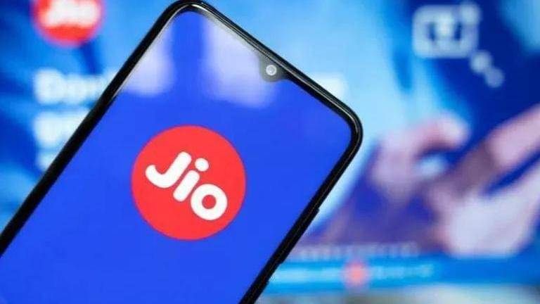 How do the 2gb recharge plans from reliance jio, bharti airtel and vodafone idea compare?