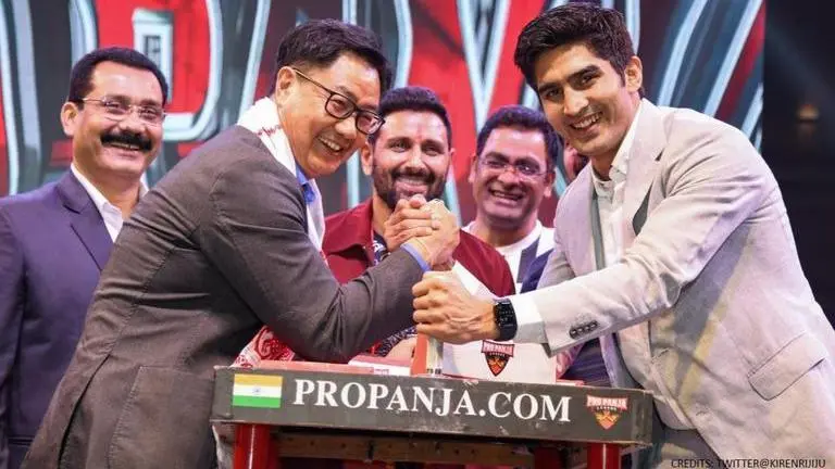 Kiren Rijiju and Vijender Singh arm wrestle at Pro Panja League, Rijiju shares moments Kiren Rijiju