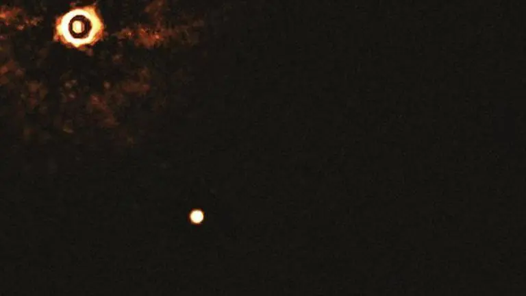 Telescope snaps family portrait of 2 planets around baby sun