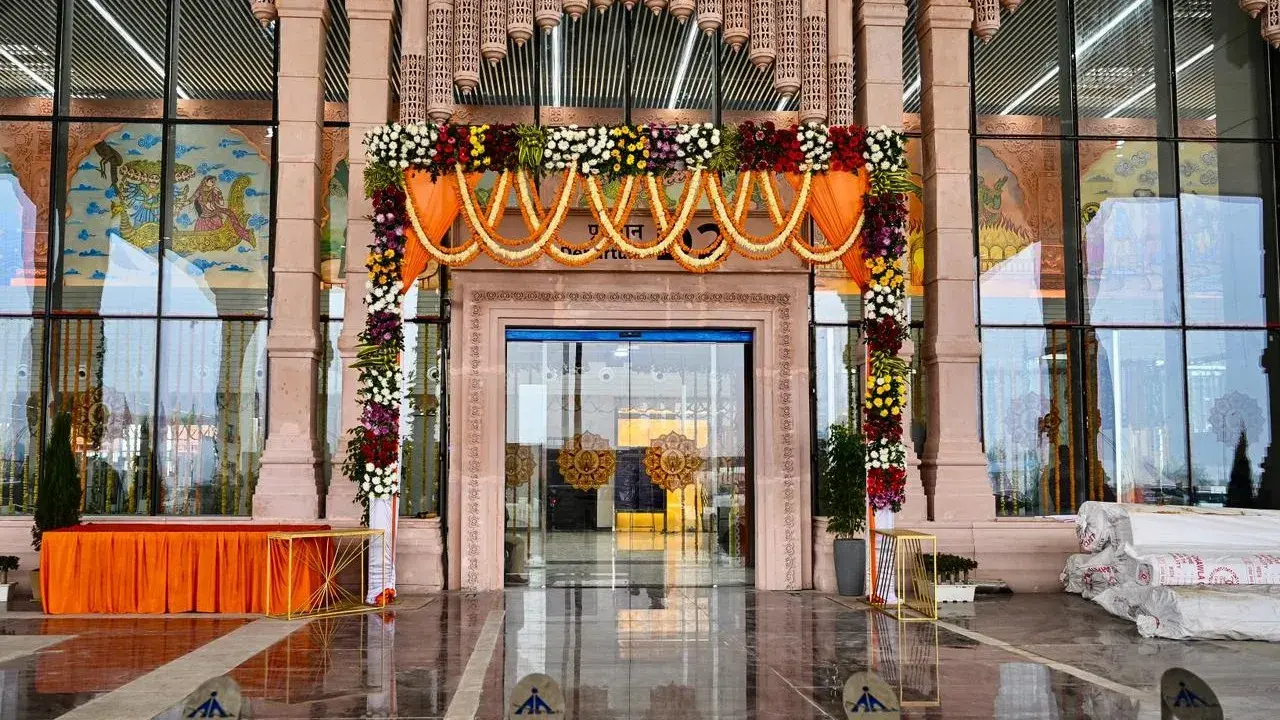 The facade of the terminal building depicts the temple architecture of the upcoming Shri Ram Mandir, while its interiors are decorated with local art, paintings and murals depicting the life of Bhagwan Shri Ram.