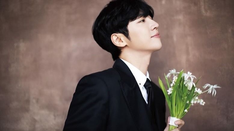 Lee Sang Yeob wedding photo