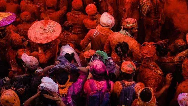 groping in holi