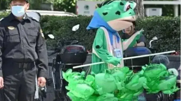 WATCH | Chinese dancing frog goes viral doing this Viral Chinese dancing frog.