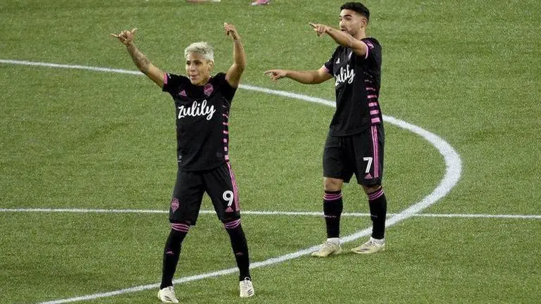 Sounders clinch playoff spot with 2-0 win over Vancouver