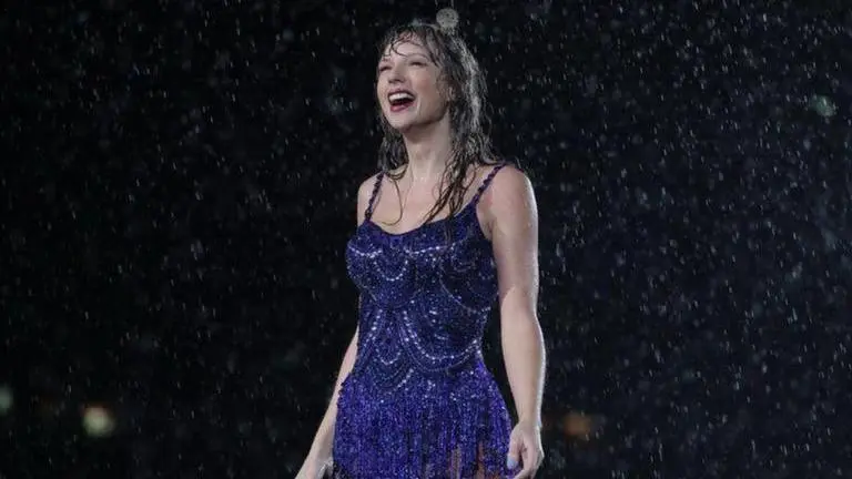 Taylor Swift dances with Swifties in rain during her concert in Massachusetts | WATCH Taylor Swift