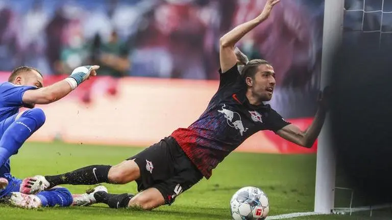 Leipzig hands Kampl new deal after injury-hit season